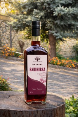 Вишнівка “Настоянка Підгороднянська” наливка ягідна 18% 0.7 л