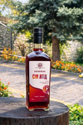 Сім ягід “Настоянка Підгороднянська” наливка ягідна 18% 0.7 л