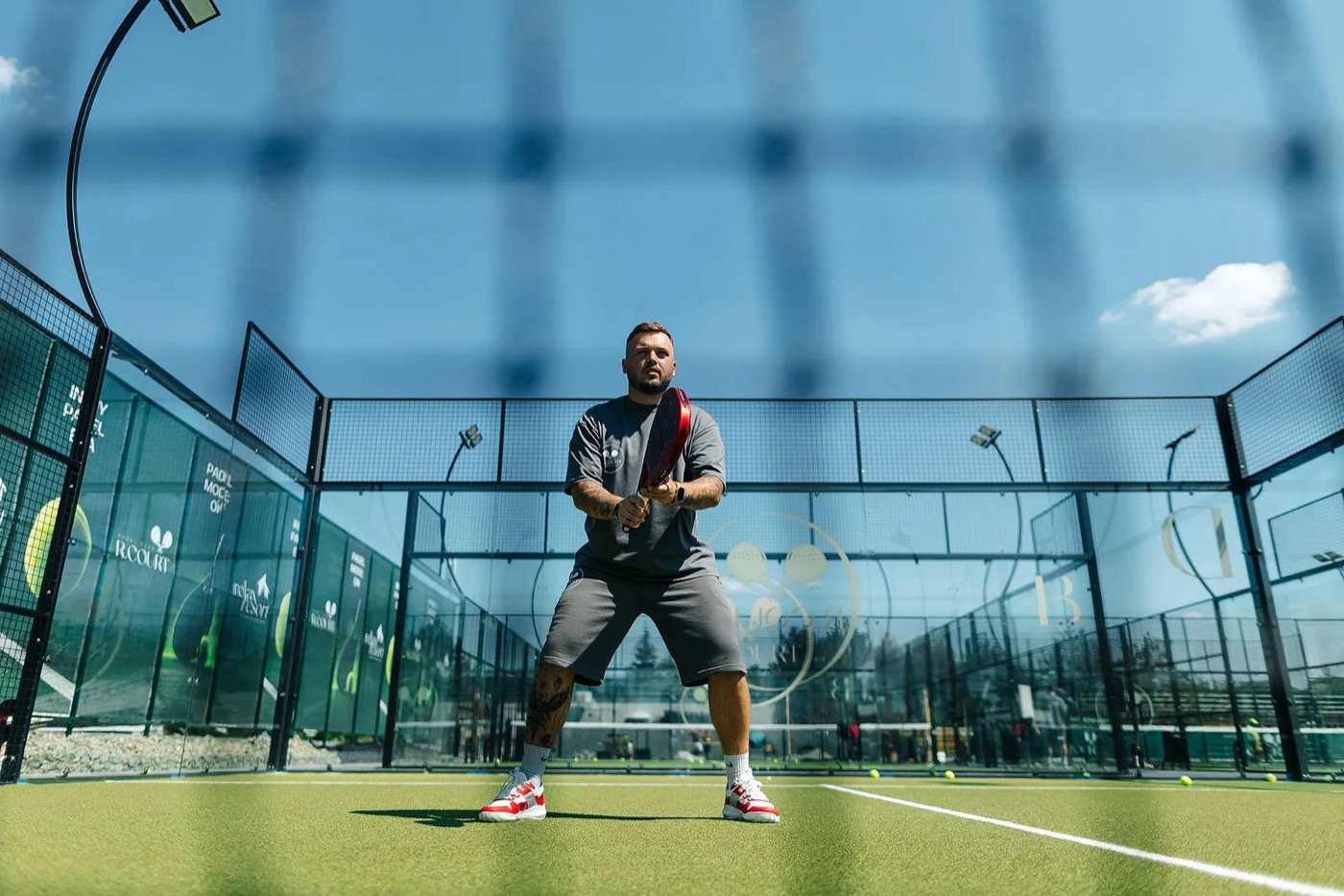 Гравець на корті R.Court Padel Club у Самарі